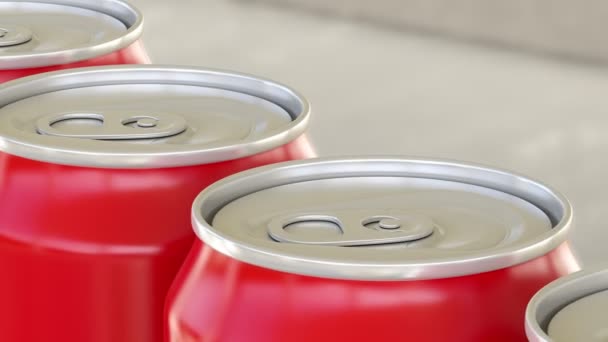 Latas de aluminio rojo en transportador industrial. Línea de producción de refrescos o cerveza. Reciclaje de envases ecológicos. Clip loopable sin costura 4K — Vídeos de Stock