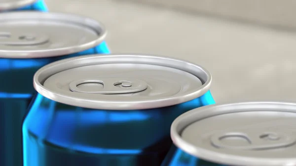 Linha de produção de refrigerantes ou cerveja. Latas de alumínio azul no transportador industrial, foco superficial. Reciclagem de embalagens ecológicas. Renderização 3D — Fotografia de Stock