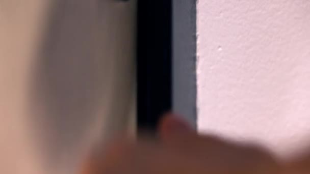 Giovane donna che cerca di aprire la porta chiusa a chiave. Concetti di accesso negato e guasto, 4K close up shot — Video Stock