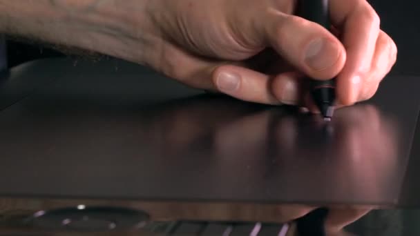 Artista zurdo trabajando con tableta de dibujo para PC. 4K tiro de cerca — Vídeo de stock