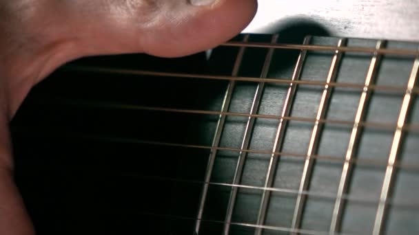 Mans hand aanraken van gitaarsnaren. Muzikale uitvoering. Super SlowMotion macro video — Stockvideo