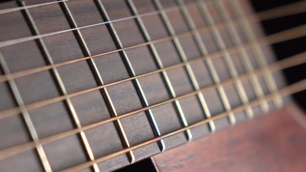 Pièces de guitare classiques 4K macro dolly shot — Video