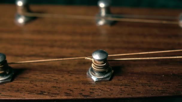 Tuning haringen voor akoestische gitaar. Tuning of aanpassing concept. 4k video dolly close-up — Stockvideo