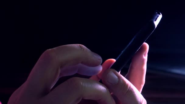 Hombre usando su teléfono móvil en el cuarto oscuro 4k video — Vídeo ... Hombre usando su teléfono móvil en el cuarto oscuro 4k video — Vídeo ...