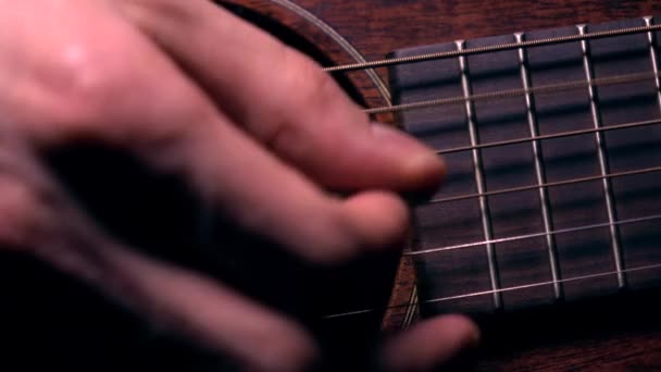 Κιθαρίστας χέρι αγγίζει χορδές κιθάρας. Μουσική παράσταση. Βίντεο αργής κίνησης — Αρχείο Βίντεο