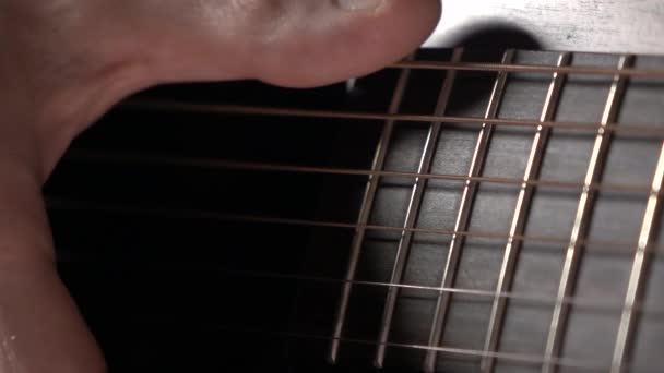 Ruka se dotýká kytarových strun. Hudební výkon. Makro Super slow motion videa — Stock video