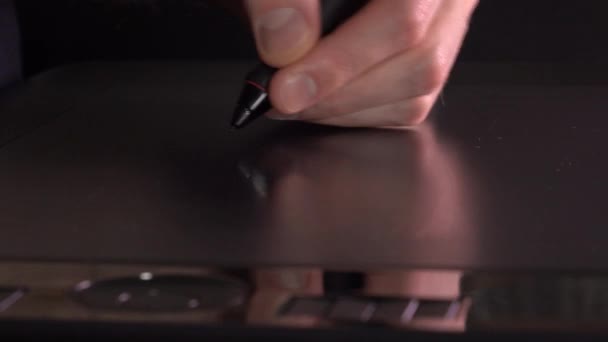 Designer trabalhando com desenho tablet para PC. 4K close up de vídeo — Vídeo de Stock