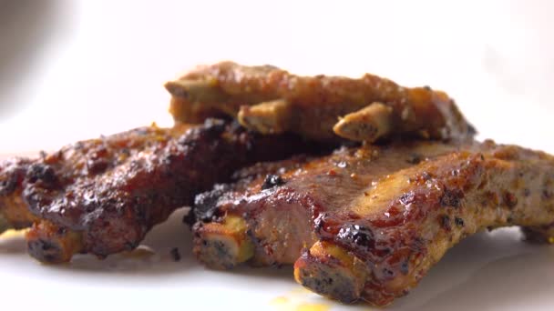 Gießen Sie grüne Kräuter auf frisch gekochtes Fleisch. Rippchen kochen. 4k Nahaufnahme — Stockvideo