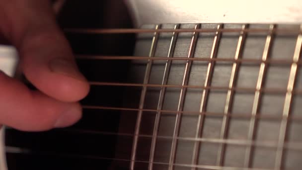 Man gitaar spelen. Trillende snaren. Super SlowMotion macro video — Stockvideo