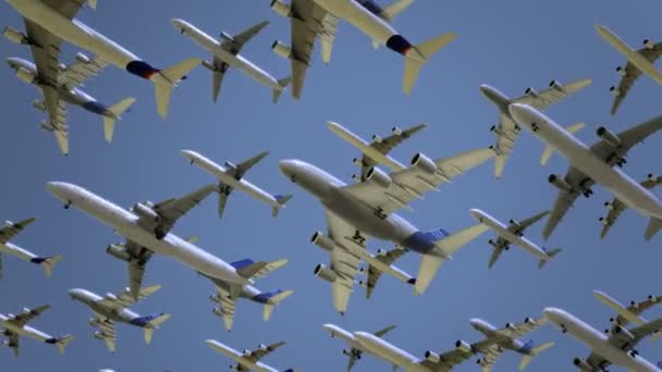 Múltiples aviones modernos volando por encima. Conceptos de viaje, vuelo, velocidad o contaminación atmosférica. Animación de bucle sin costura 4K — Vídeo de stock