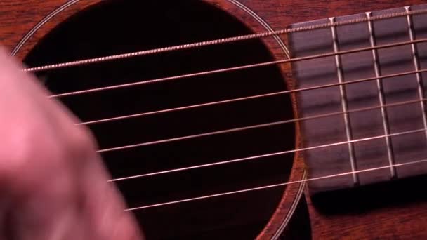 Παίζει κιθάρα. Ζωντανή μουσική παράσταση. 4 k μακροεντολή βίντεο — Αρχείο Βίντεο