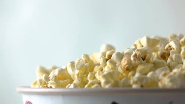 Gieten popcorn in vak. Bioscoop of fast-food concepten. Super SlowMotion dolly schot — Stockvideo