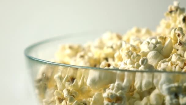 Mans hand håva popcorn. 4k närbild dolly video — Stockvideo