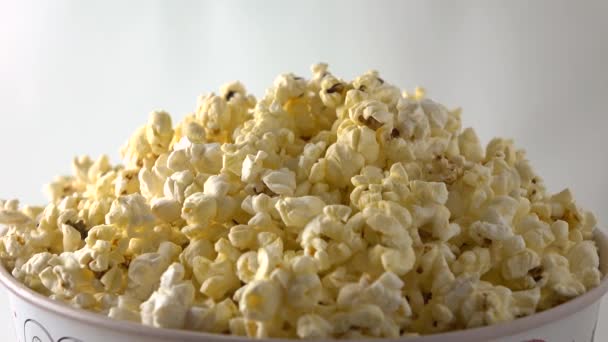Rotierende Pappschachtel mit Popcorn. 4k-Video — Stockvideo
