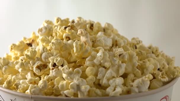 Roterande pappkartong popcorn. 4 k klipp — Stockvideo