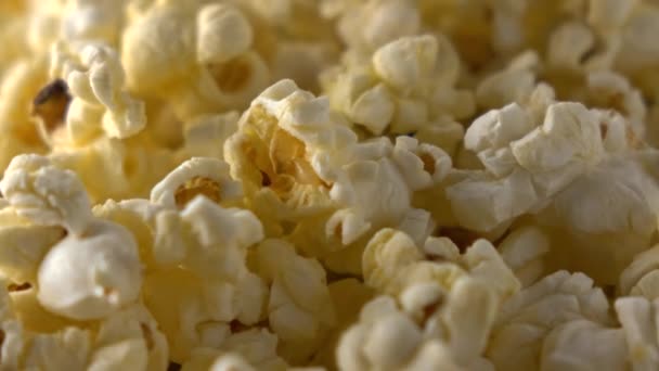 Roterande pappkartong popcorn. 4 k makro klipp — Stockvideo