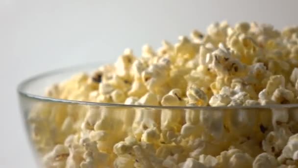 Roterande glasskål med popcorn. 4k-video — Stockvideo