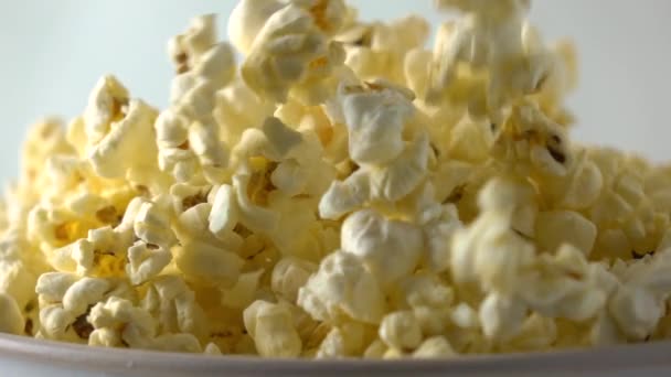 Verse popcorn papier vak vallen. Bioscoop, overloop of fast-food concepten. Super SlowMotion dolly schot — Stockvideo