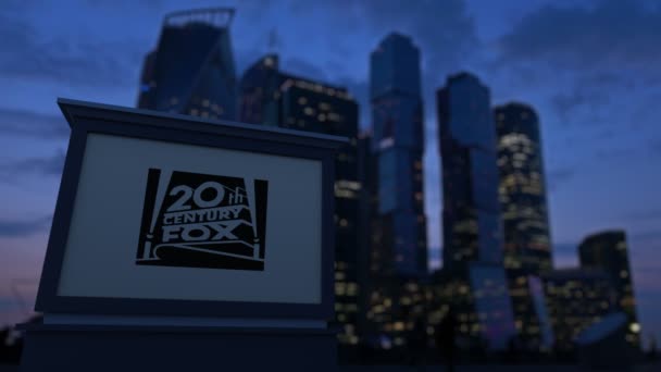 Papan penanda jalan dengan logo Twentieth Century Fox Film Corporation — Stok Video