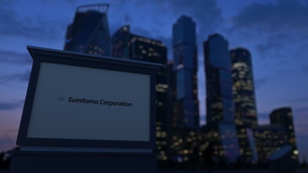 Panneau de signalisation avec logo Sumitomo Corporation dans la soirée. Fond flou de gratte-ciel de quartier d'affaires. Clip éditorial 4K — Video