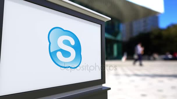 Уличная вывеска с логотипом Skype. Размытый офисный центр и ходячий фон. 4K 3D-рендеринг — стоковое видео
