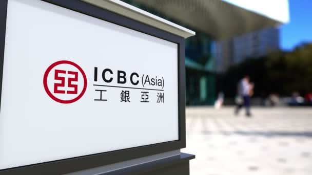 Pouliční nápisy deska s průmyslovou a Komerční banka Icbc Číny loga — Stock video