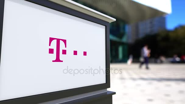 Jelzések utcai kártya T-Mobile logó. Homályos office center és a sétáló emberek háttér. 4k szerkesztői 3d-leképezés — Stock videók