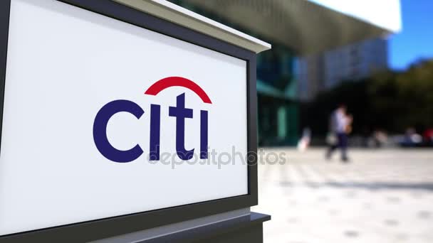 Sokak tabela kurulu Citigroup logolu. Bulanık ofis Merkezi ve yürüyen insanlar arka plan. Editoryal 4k 3d render — Stok video