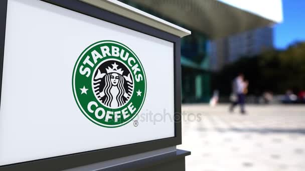 Gatan skyltar ombord med Starbucks logotyp. Suddig office center och vandrande folk bakgrund. Redaktionella 4k 3d-rendering — Stockvideo