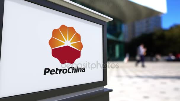 Tablero de señalización con el logotipo de PetroChina. Centro de oficina borrosa y gente caminando fondo. Representación editorial 4K 3D — Vídeos de Stock
