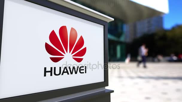 Уличная вывеска с логотипом Huawei. Размытый офисный центр и ходячий фон. 4K 3D-рендеринг — стоковое видео