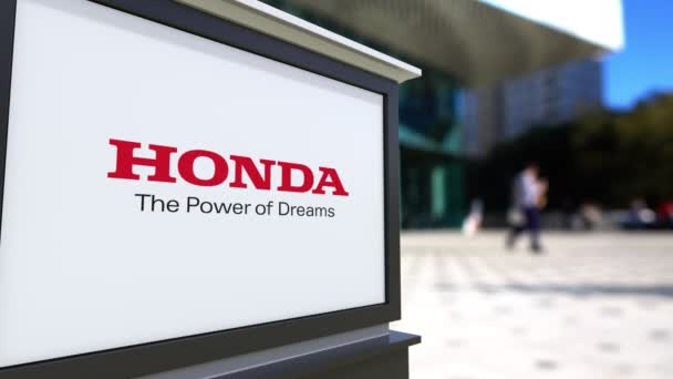 Cartello stradale con logo Honda. Centro ufficio offuscata e camminare sfondo persone. Rendering 3D 4K editoriale — Video Stock