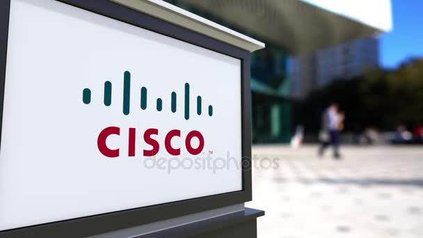 Cisco Systems logosu ile sokak Tabela Pano. Bulanık ofis Merkezi ve yürüyen insanlar arka plan. Editoryal 4k 3d render — Stok video