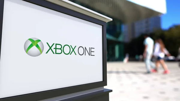 Panneau de signalisation avec logo Xbox One. Centre de bureau flou et les gens de marche arrière-plan. Editorial rendu 3D — Photo