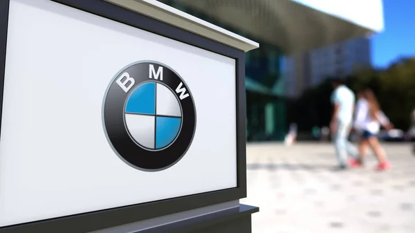 Papan nama jalan dengan logo BMW. Blurred kantor pusat dan berjalan orang latar belakang. Perenderan 3D Editorial — Stok Foto