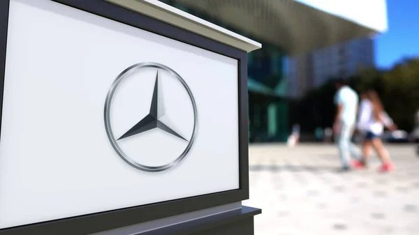 Mercedes-Benz logo utcai signage fórumon. Homályos office center és a sétáló emberek háttér. Szerkesztői 3d-leképezés — Stock Fotó