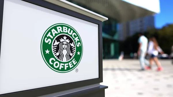 Placa de sinalização de rua com logotipo Starbucks. Centro de escritórios desfocado e pessoas ambulantes fundo. Renderização 3D editorial — Fotografia de Stock