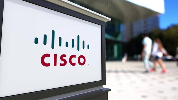 Cartello stradale con logo Cisco Systems. Centro ufficio offuscata e camminare sfondo persone. Rendering editoriale 3D — Foto Stock