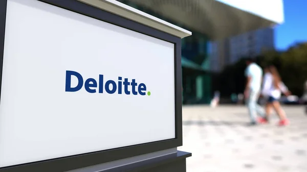 Straat signalisatie bord met Deloitte logo. Wazig office center en wandelende mensen achtergrond. Redactioneel 3D-rendering — Stockfoto