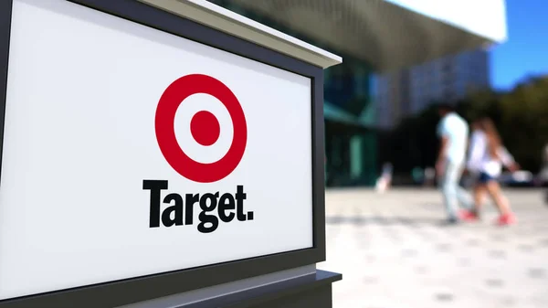 Papan nama jalan dengan logo Target Corporation. Blurred kantor pusat dan berjalan orang latar belakang. Perenderan 3D Editorial — Stok Foto