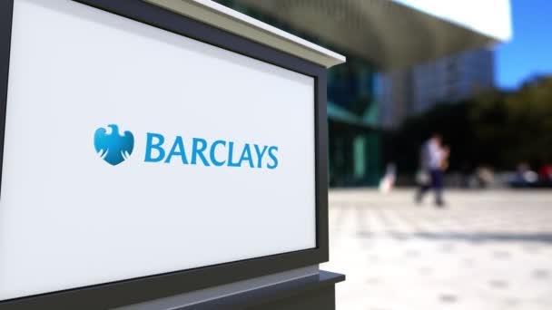 Placa de sinalização de rua com logotipo Barclays. Centro de escritórios desfocado e pessoas ambulantes fundo. Editorial 4K 3D renderização — Vídeo de Stock