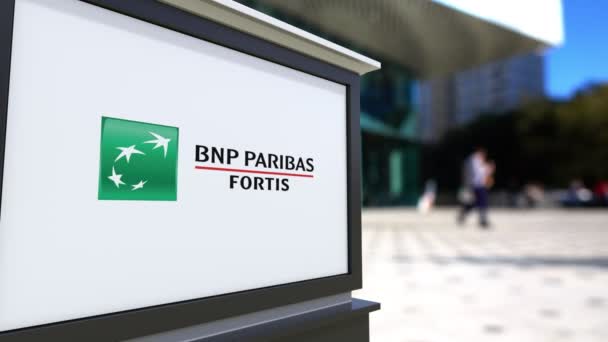 Placă de semnalizare stradală cu logo-ul BNP Paribas. Centru de birouri neclare și oameni de mers pe jos fundal. Redarea editorială 4K 3D — Videoclip de stoc