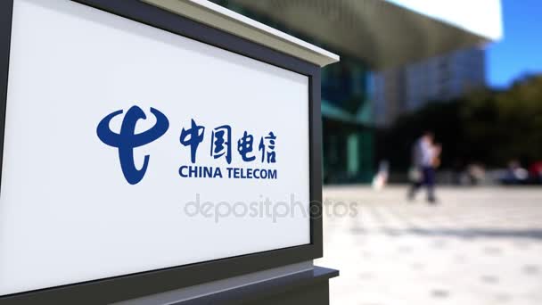 Papan nama jalan dengan logo China Telecom. Blurred kantor pusat dan berjalan orang latar belakang. Penyuntingan 4K 3D render — Stok Video