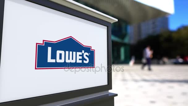 Straßenschilder mit Lowes-Logo. verschwommenes Bürozentrum und wandelnde Menschen Hintergrund. Editorial 4k 3D Rendering — Stockvideo