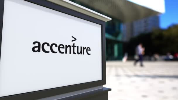 Pouliční nápisy deska s logem společnosti Accenture. Centrum rozmazané office a chodící lidé pozadí. Úvodník 4k 3d vykreslování — Stock video