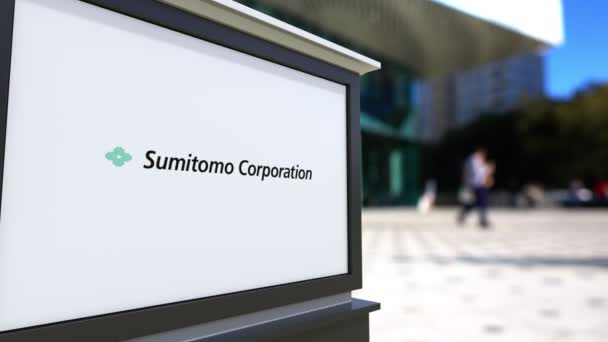 Tablero de señalización con el logotipo de Sumitomo Corporation. Centro de oficina borrosa y gente caminando fondo. Representación editorial 4K 3D — Vídeo de stock