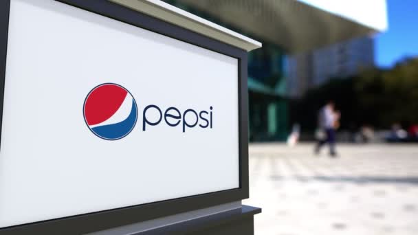 Placa de sinalização de rua com logotipo da Pepsi. Centro de escritórios desfocado e pessoas ambulantes fundo. Editorial 4K 3D renderização — Vídeo de Stock