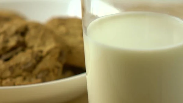 Chocolate chip cookies och glas mjölk till frukost — Stockfoto