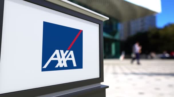 Tablero de señalización con el logotipo de AXA. Centro de oficina borrosa y gente caminando fondo. Representación editorial 4K 3D — Vídeo de stock