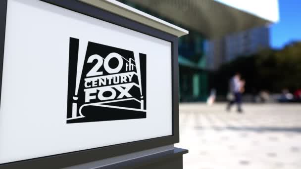 Placa de sinalização de rua com logotipo Twentieth Century Fox Film Corporation — Vídeo de Stock